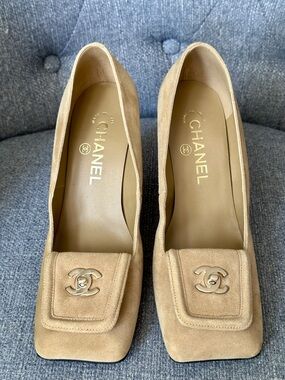 NEW Chanel Blazy CAMEL BEIGE BROWN Square Toe CC Logo Turn-lock Pumps Heels 37C